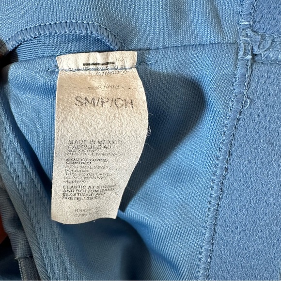 Women’s small blue under armour sports bra cross back straps, removable pads - Picture 4 of 6